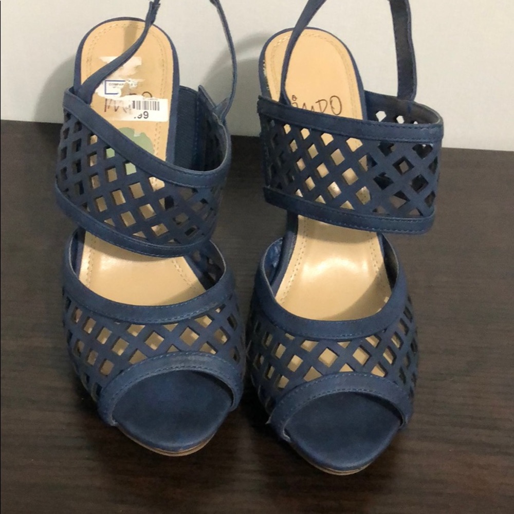 Shoes navy with brown heel